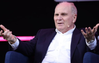 Bayern fans acknowledge Hoeneß's appearance with a banner