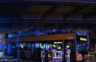 Accident: double-decker bus rams bridge in Berlin - several injured