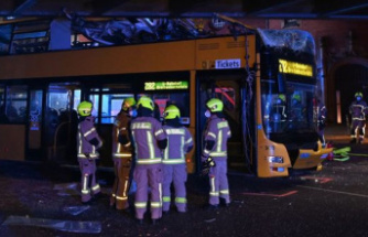 Serious accident: double-decker bus gets lost in Berlin and rams the bridge – several people are seriously injured