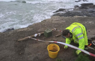UK: Ancient skeleton found on beach: 200-year-old bones said to belong to stranded sailor