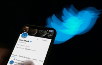 Twitter boss declares 'war' on Apple