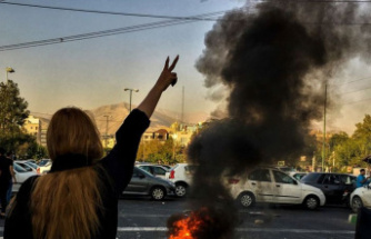 Protests : Activists: Many shops in Iranian cities closed