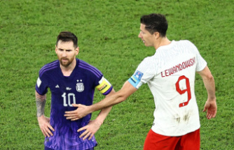 Duel of the superstars: Lewandowski wants to shake hands with Messi – but he refuses