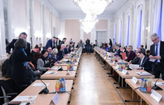 Refugees: promises at the "refugee summit" under chandeliers