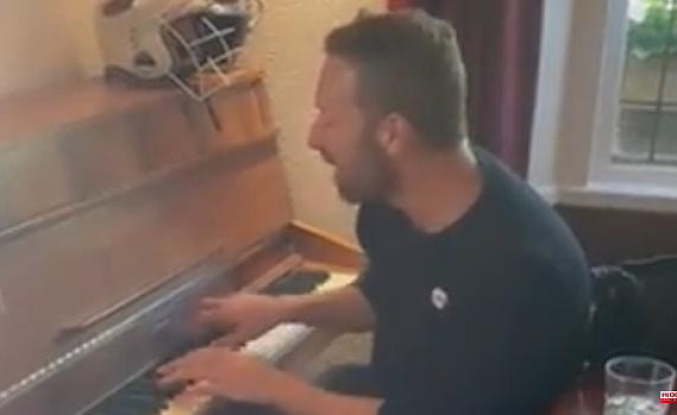 Blessed by Chris Martin: the Coldplay singer plays a song in a bar to a couple who were organizing their wedding